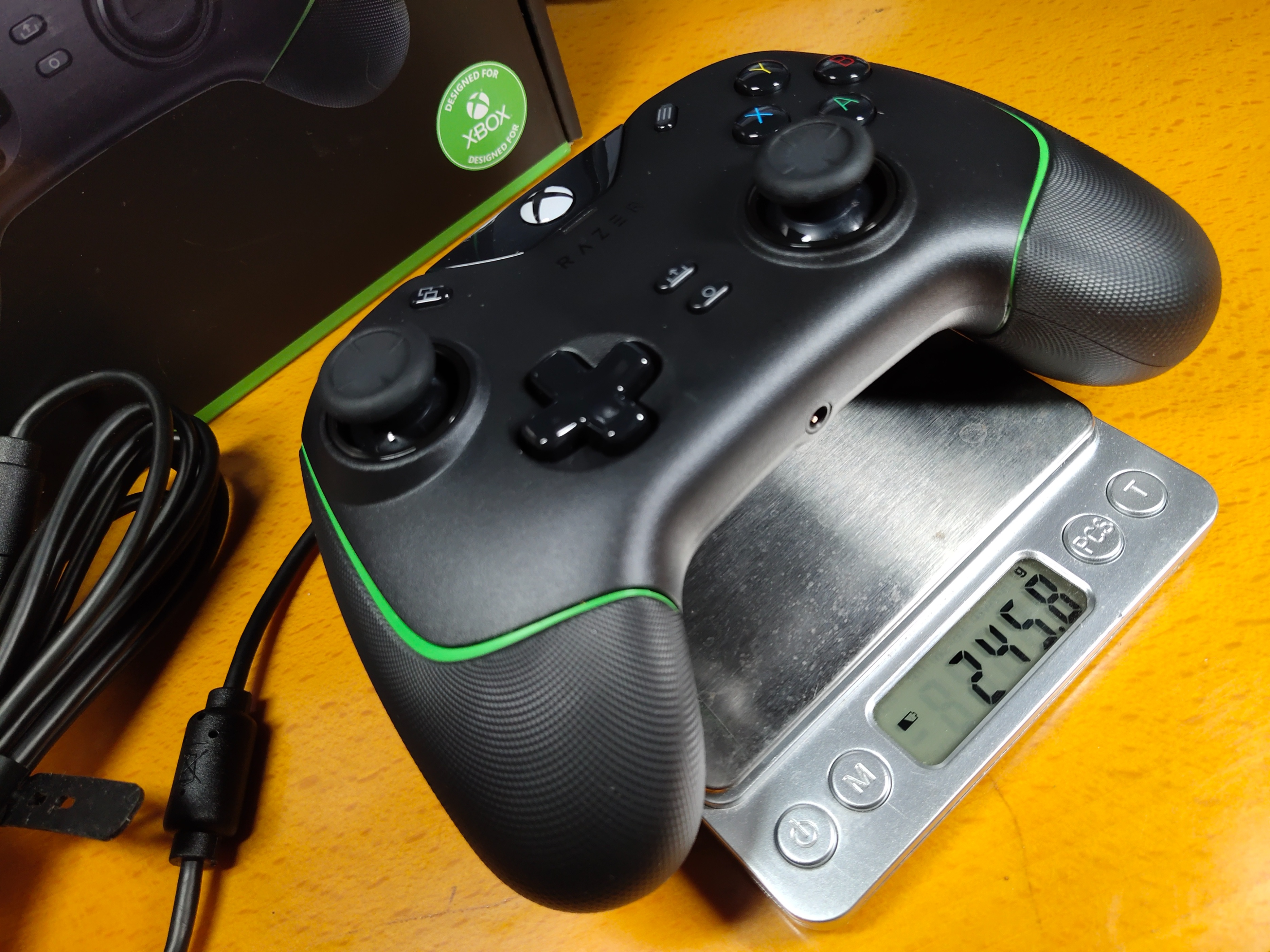 雷蛇幻影战狼幻彩版手柄上手评测,雷蛇幻影战狼v2手柄和幻彩区别