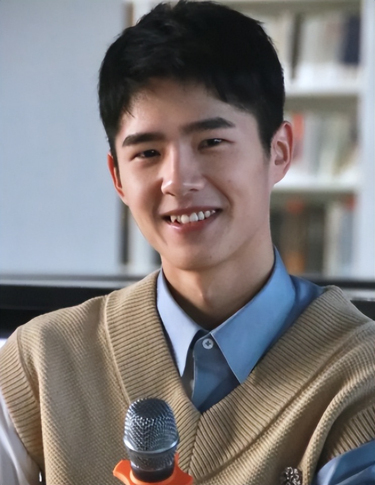 娱乐圈女星龅牙露一颗牙,娱乐圈的假牙女星