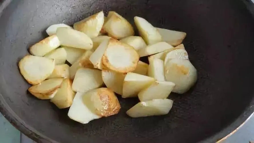 马铃薯切块油炸怎么才酥脆,马铃薯切丝加醋酸做法大全