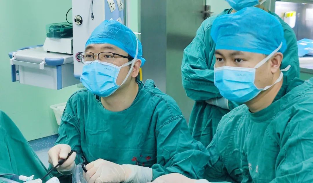 27岁男生胸部丰满医生微创手术为他“缩胸”