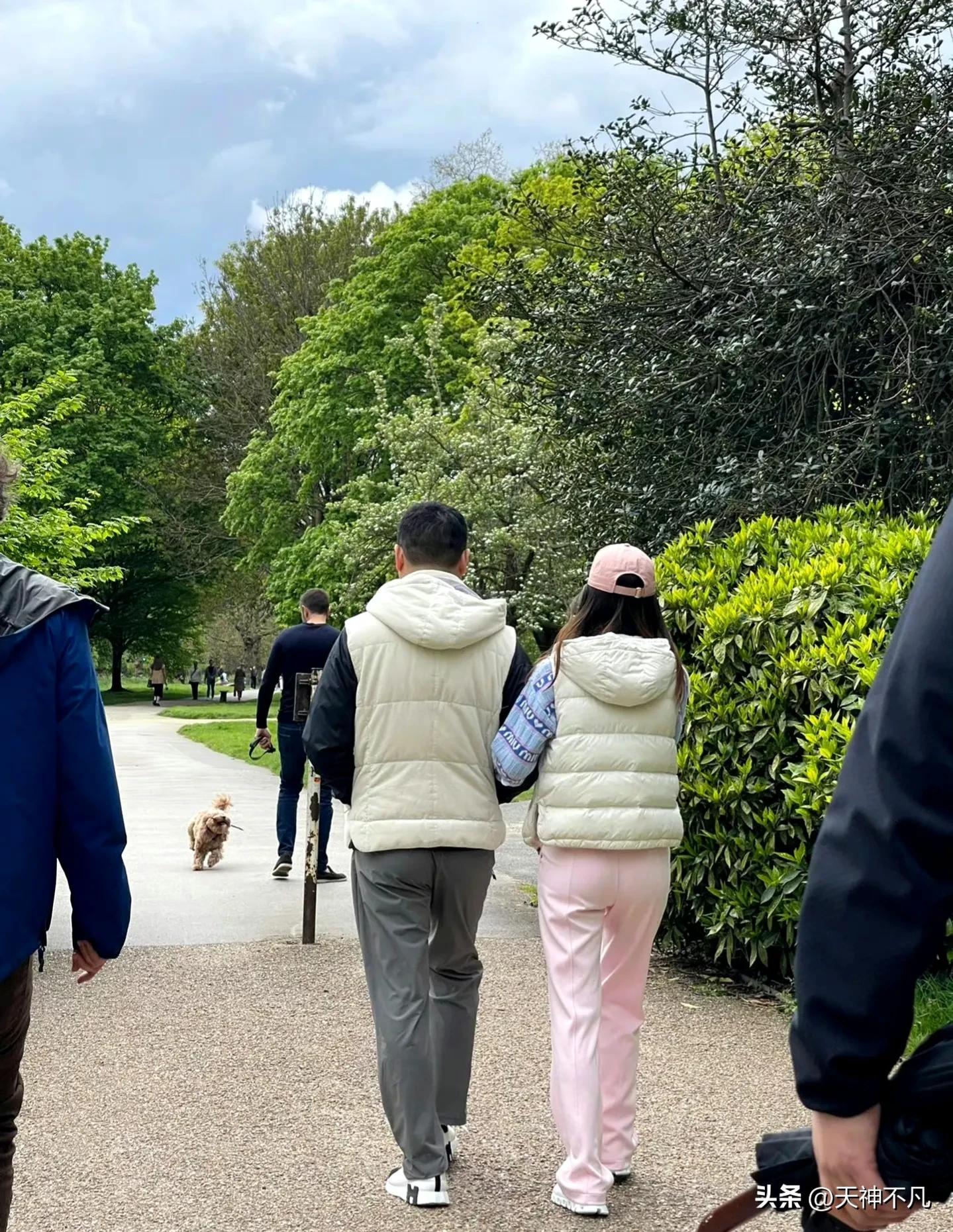 章泽天刘强东和朋友夫妻合影,刘强东章泽天英国皇室视频