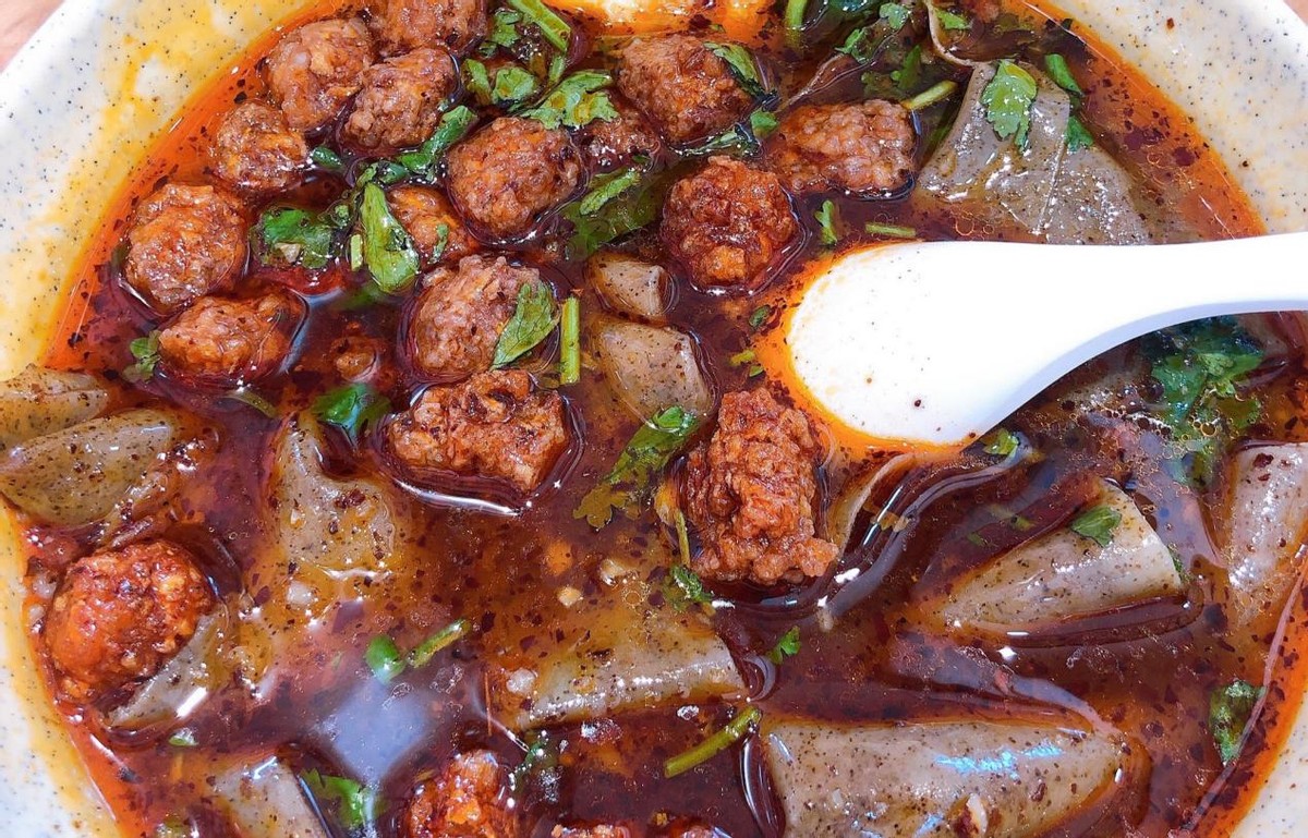 江苏徐州夫妻做百年丸子汤，6元一碗祖传5代，天不亮就排队