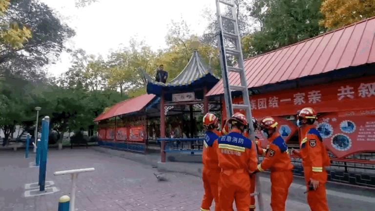 小男孩捡足球溺水,小男孩在楼上捡球男孩上去救人