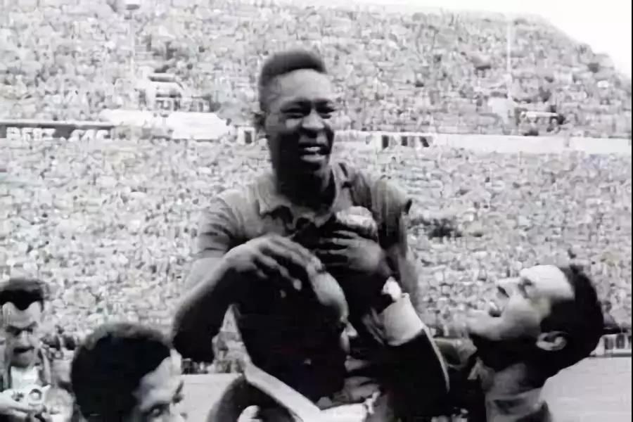 世界三大公认足球球王,球王贝利巴西足球传奇