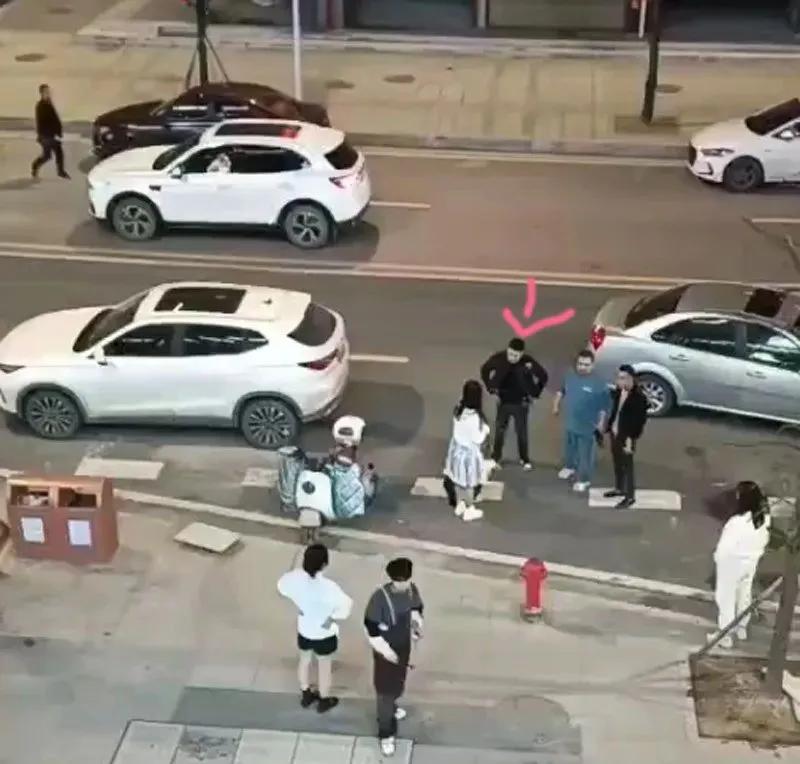 男子踹飞女孩应该怎么判,男子踹飞女孩原视频