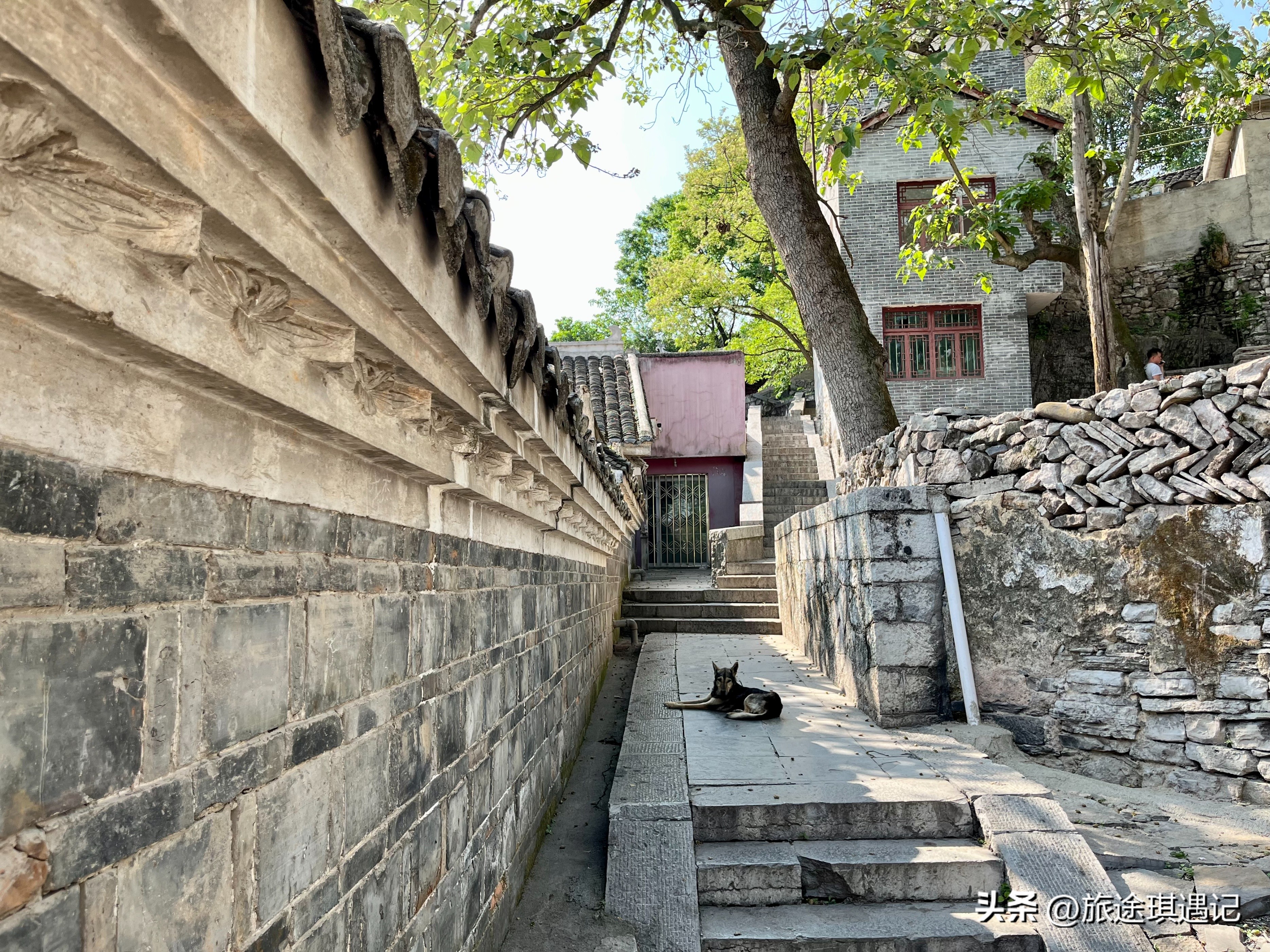 贵阳市5a级景区青岩古镇水果捞,青岩古镇附近的布依古寨