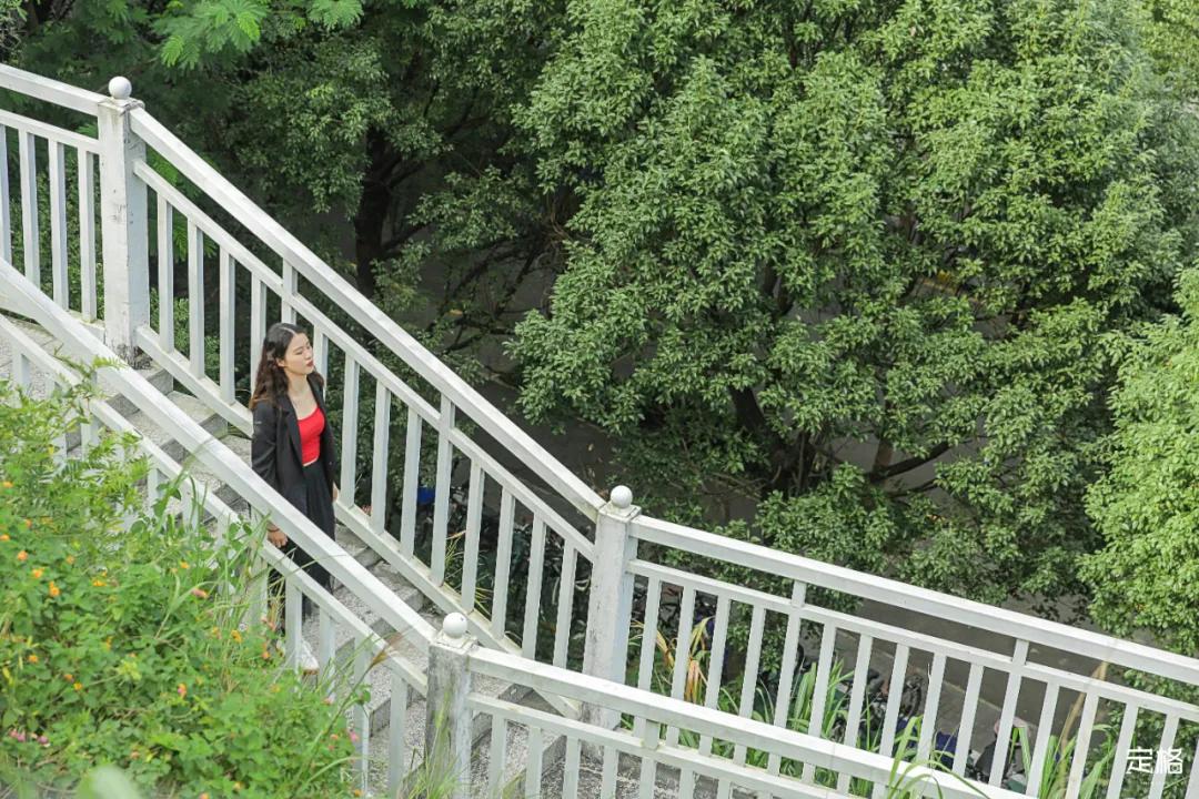 深圳百米长「纯白登山梯」，打卡绝了