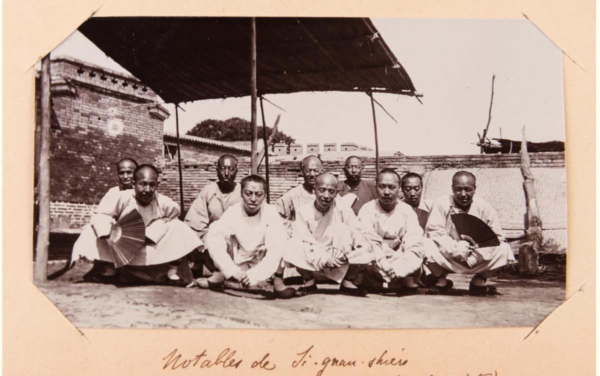 高清老照片：旗人格格大腿岔开豪放洗衣，地主三妻四妾不输女明星