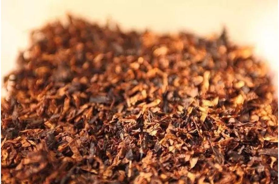 笼罩在烟雾里的巨人，中国*草烟**总公司，一年税费养活中国*队军**