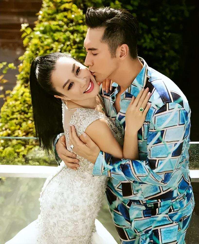 棣欐腐濂虫槑鏄熶笌鑰佸叕鐩存挱鍗栬揣,棣欐腐濂虫槑鏄熷拰鑰佸叕甯﹁揣鐩存挱