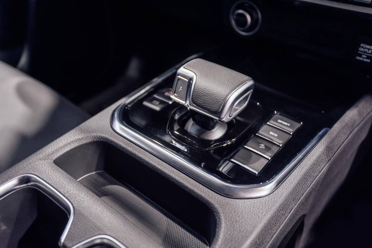 五十铃皮卡铃拓和d-max外观区别,五十铃皮卡铃拓2.5t四驱手动测试