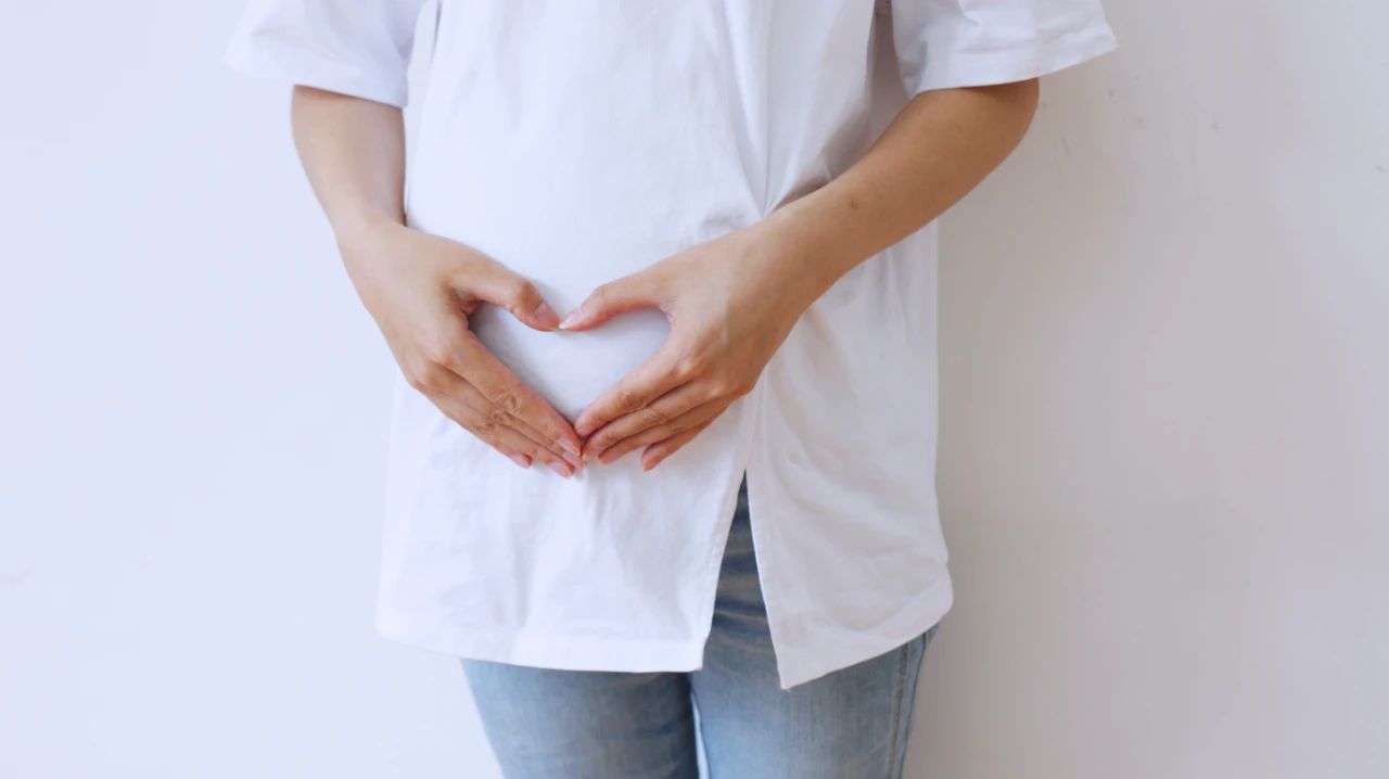 为什么怀第一胎肚脐凹第二胎凸的,孕妇怀孕后期肚脐凹陷预示什么