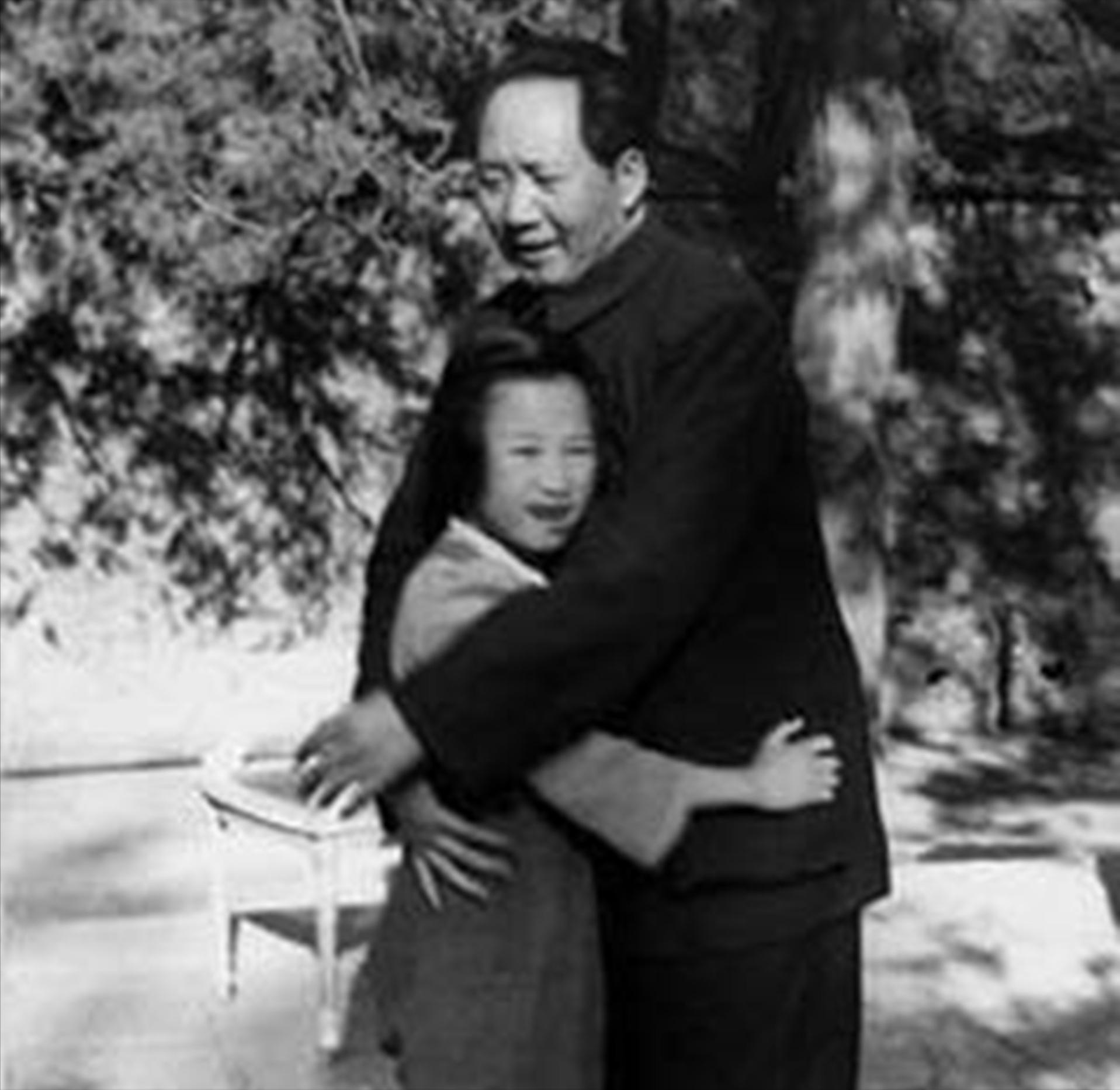 毛主席女婿去世，李讷悲伤痛哭说出一句话，令现场众人潸然泪下