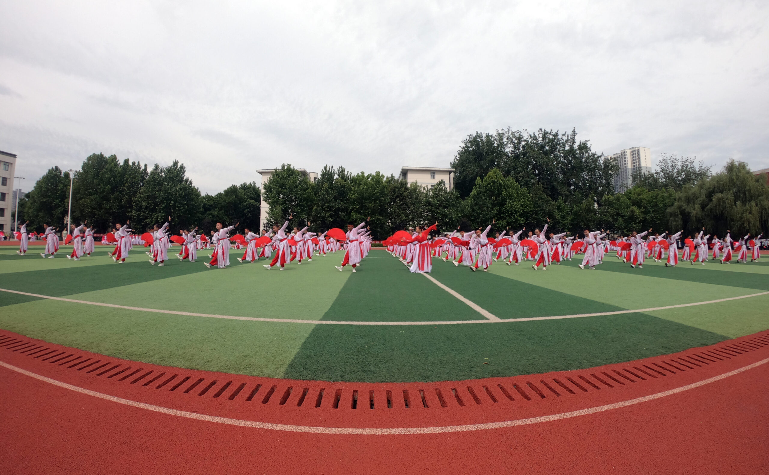 渭南高新小学参加全区第十届中小学生春季田径运动会开幕式