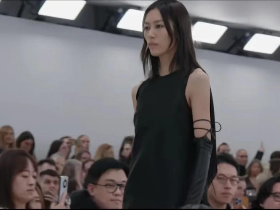 刘雯出席名利场奥斯卡派对 (刘雯奥斯卡派对造型好美)