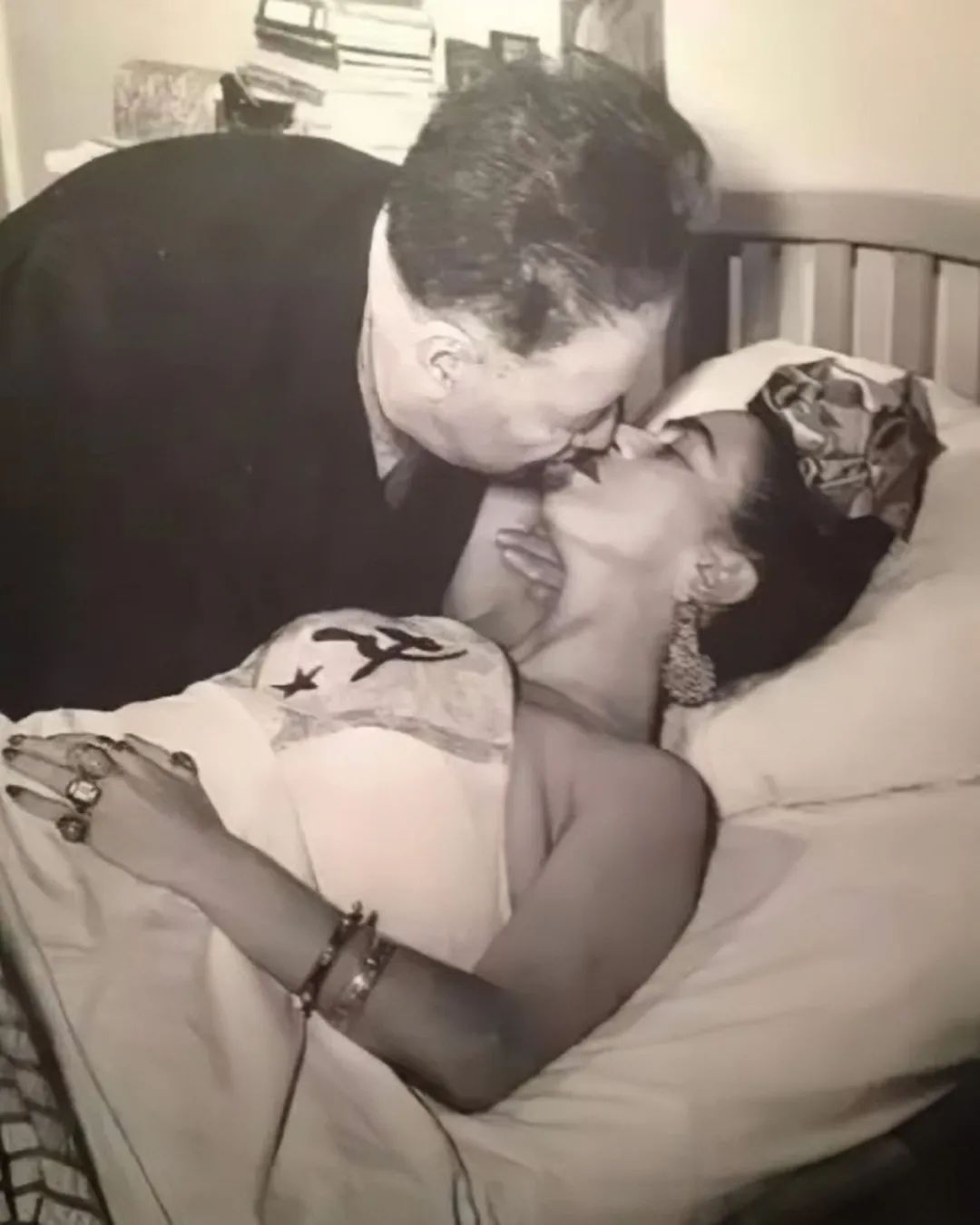 丈夫出轨亲妹,车祸做了32次手术,她的自画像怎么就值2.2亿?