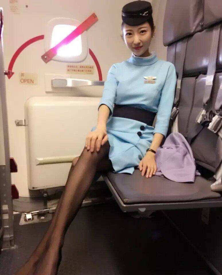 飞机上的秘密：空姐必须穿*袜丝**，禁止自带饮用水，粪便“空投”了