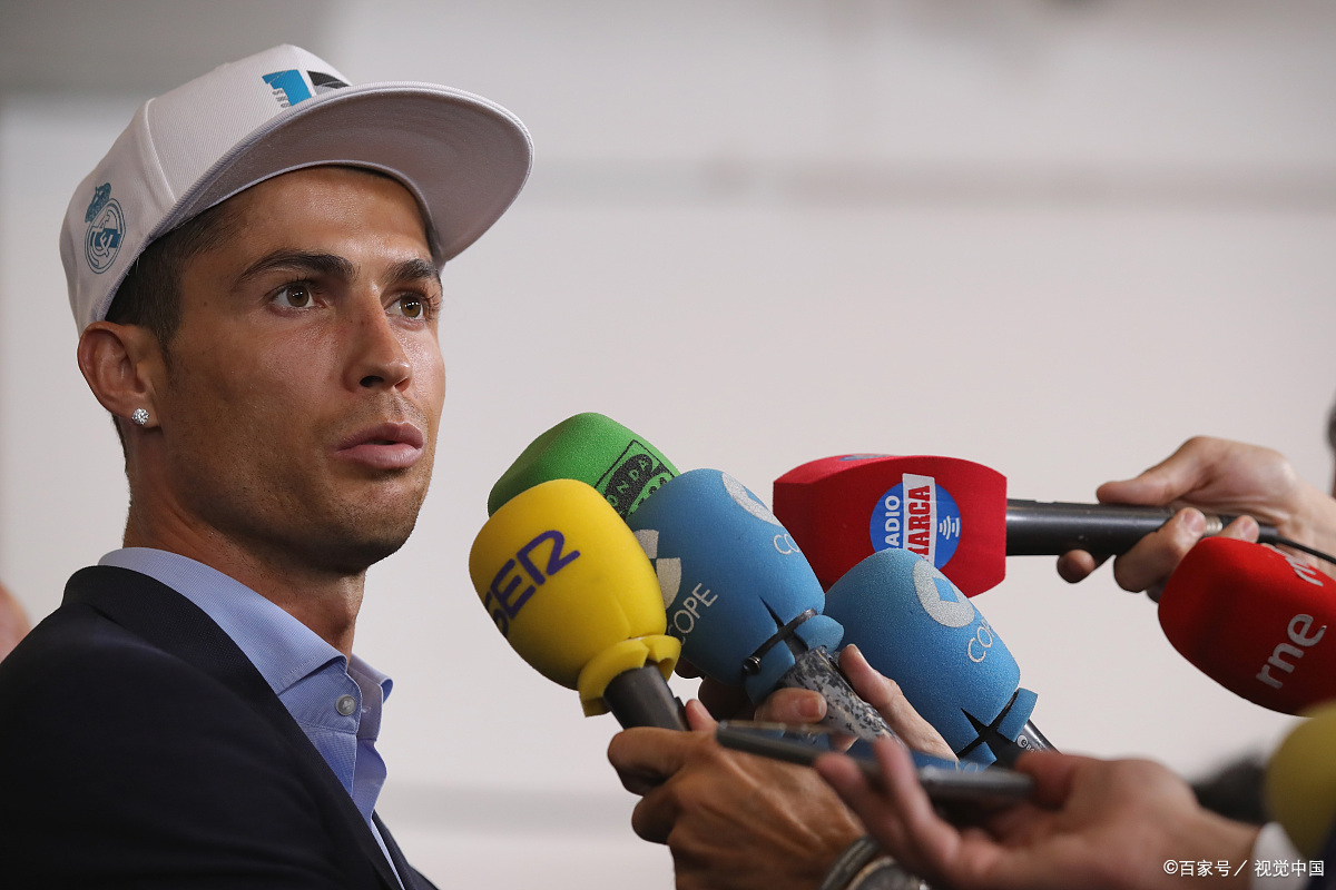 梅西和c罗的足球争霸,梅西和c罗球场相遇