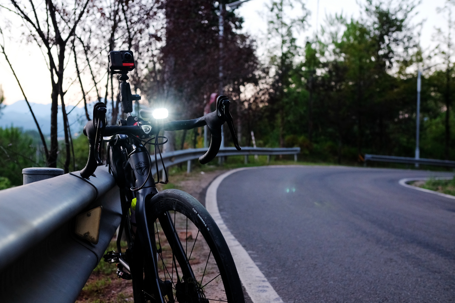 前行的路一片坦途,前行的道路一片光明