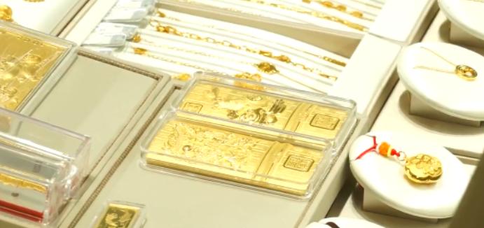 男子在金店花400万元买金条,男子花400万买光金条