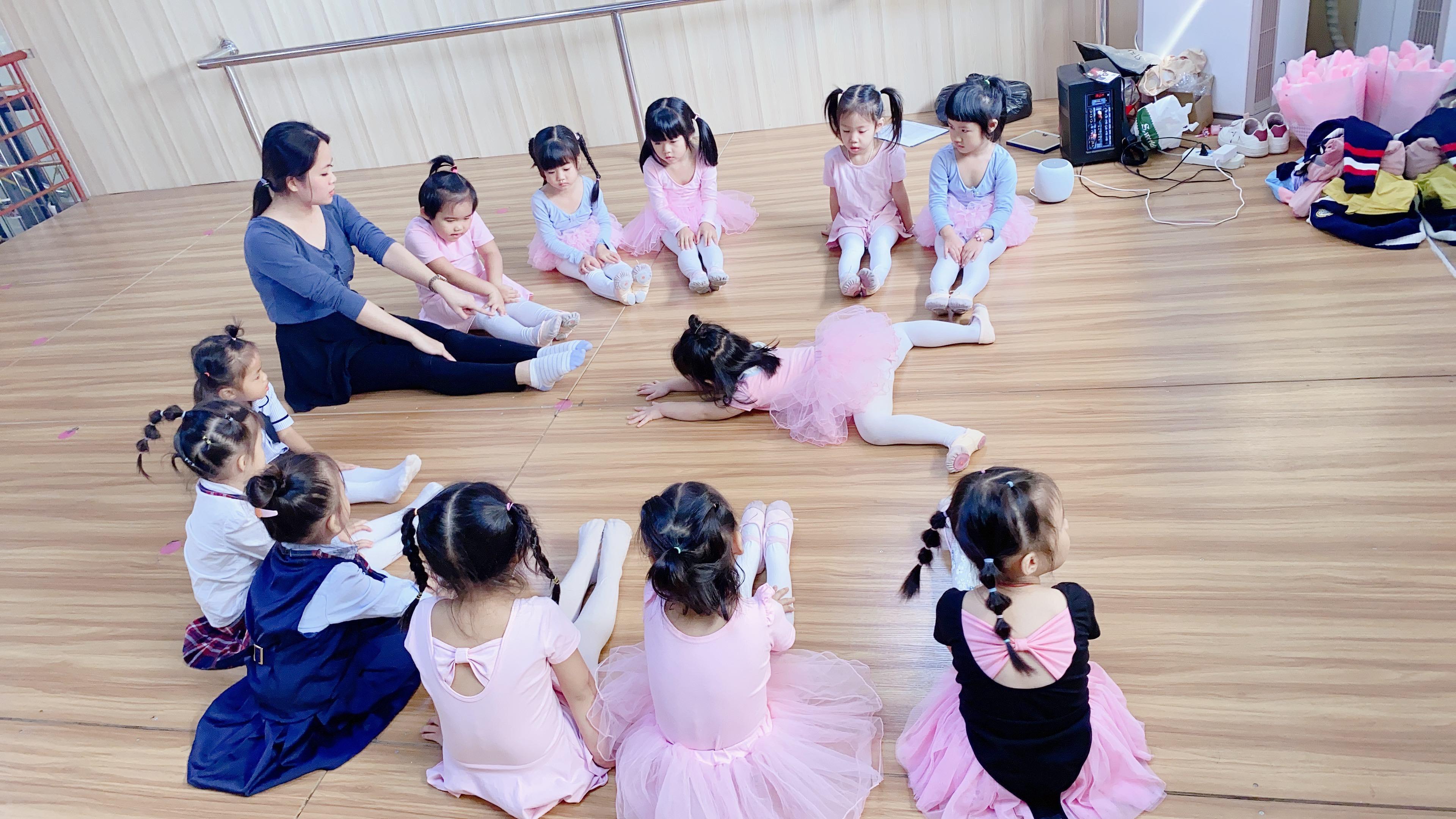 幼儿园孩子有必要报兴趣班吗,小孩从小就报兴趣班好吗