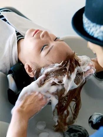 海南美发女被骗五十块钱,年轻人理发店月入2万