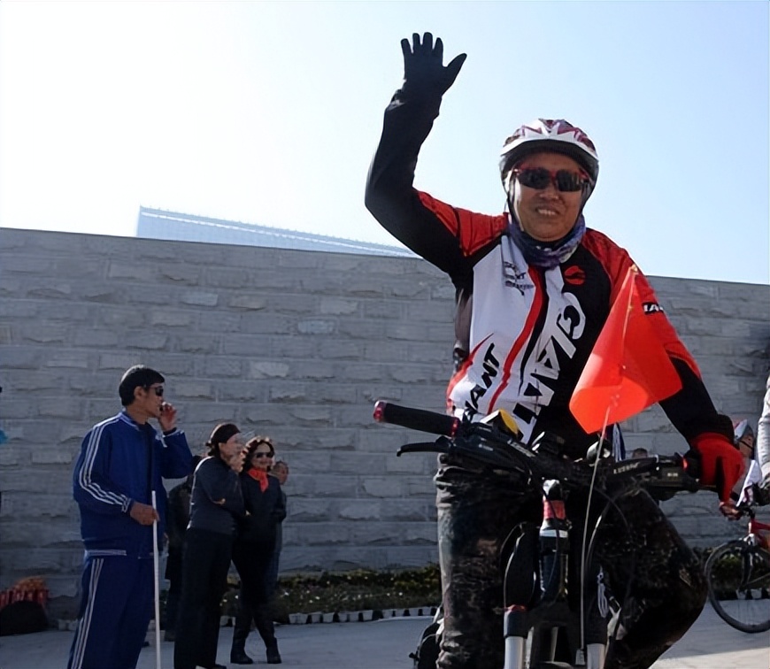 我急切地加入老年骑友群后，发现老年男女关系很复杂，我果断退群