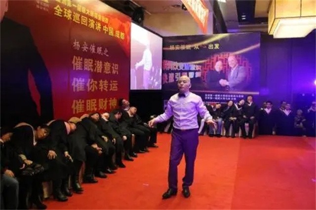 国产催眠大师1秒钟催眠主持人,国外催眠师街头3秒点穴催眠