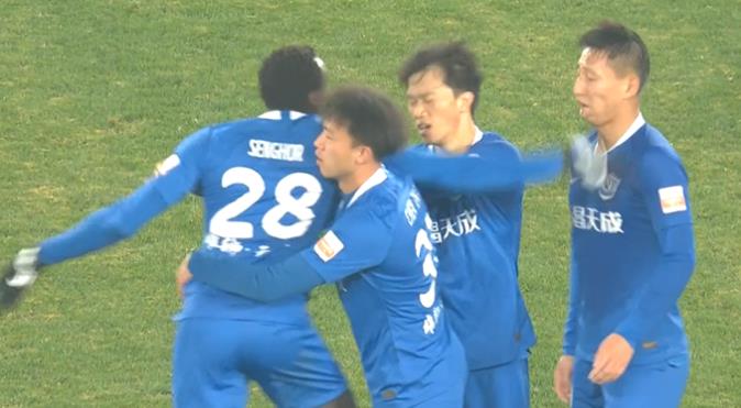 比赛球场打架,比赛场上队员打了裁判