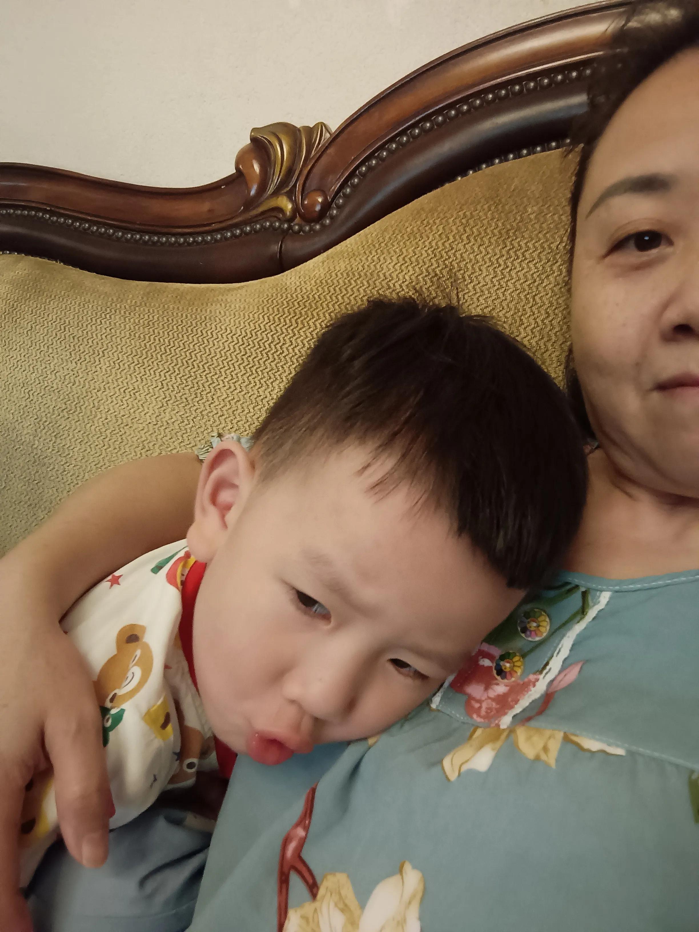 妈妈交代今天不能看电视，反复说了两遍，不能看电视