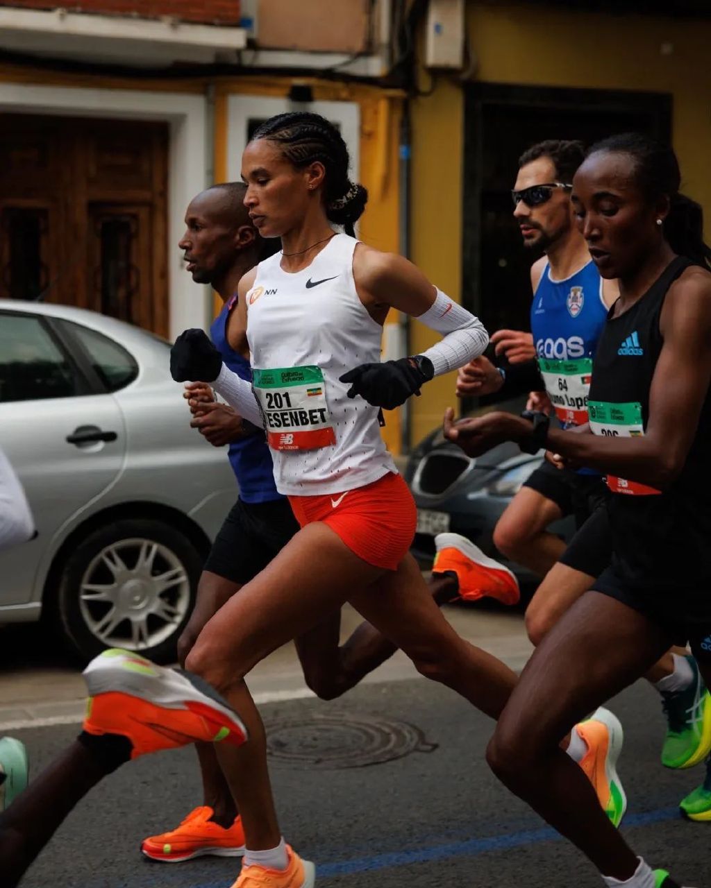 切普特盖跑姿分析,切普特盖现在跑10000米多久