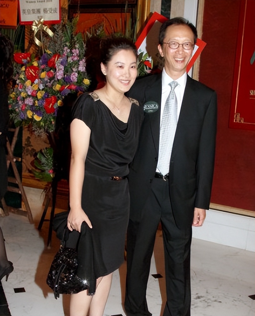 跳水皇后伏明霞嫁给了谁,跳水女皇伏明霞吴敏霞