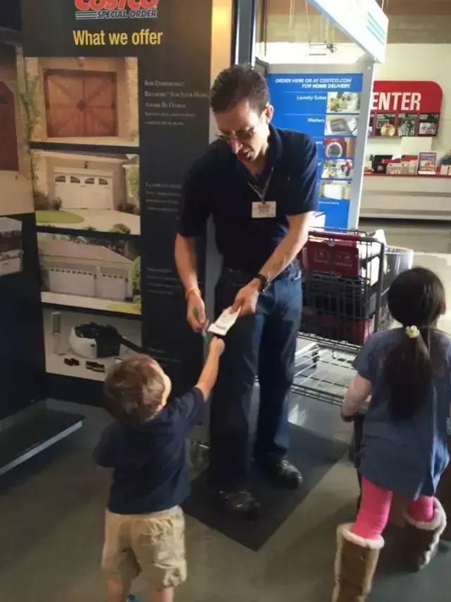 把随手丢弃的购物小票变成孩子们最珍贵的礼物，小镇因他而感动