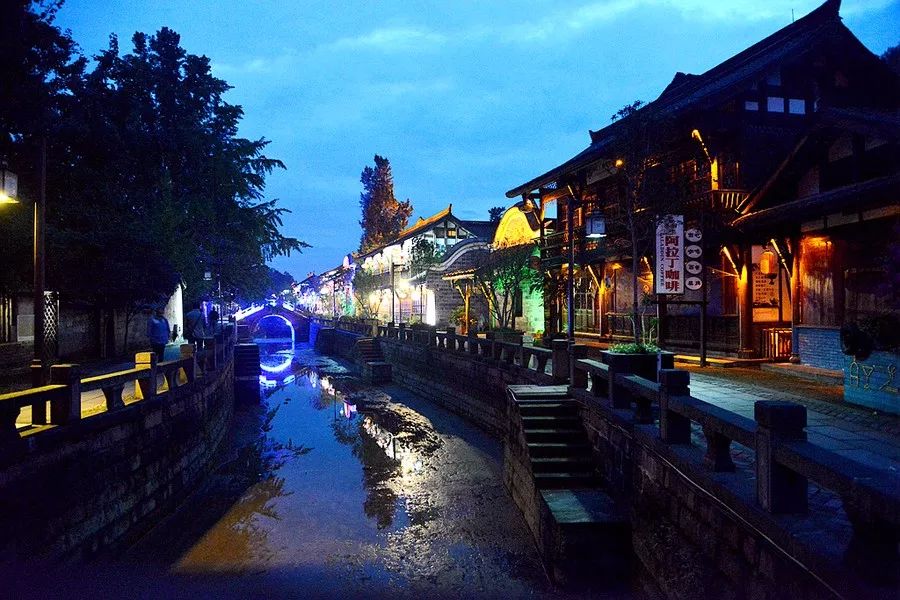 拜水都江堰问道青城山是诗词吗,拜水都江堰问道青城山完整版