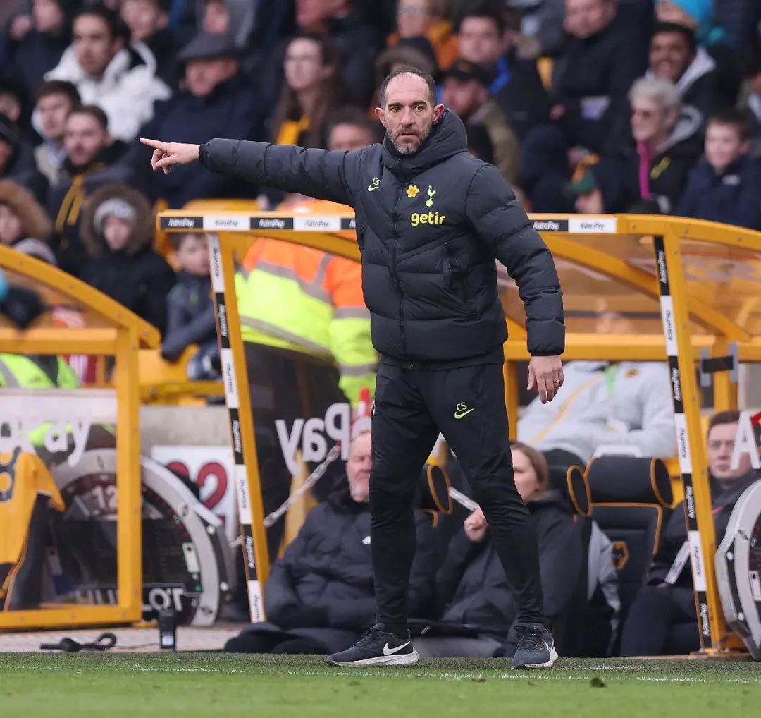 我们必须保持冷静用英语怎么说,我们要保持冷静和清醒