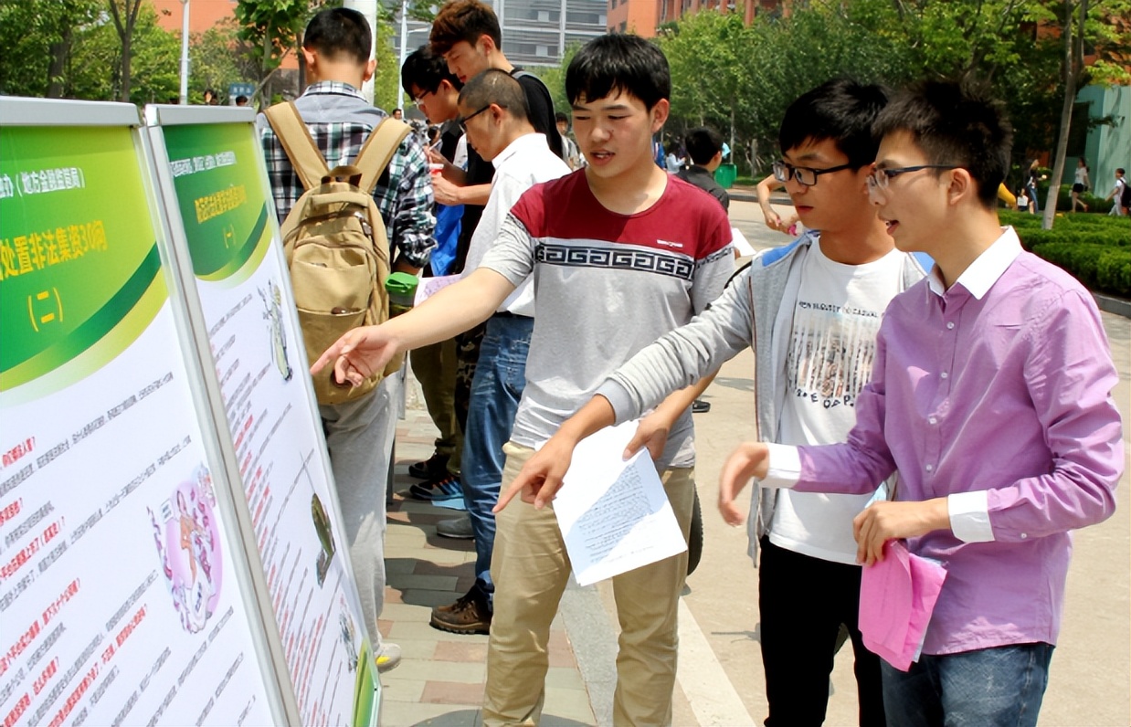 大学生暑假涌向工厂流水线，月入五六千，目标就是赚出一台iPad