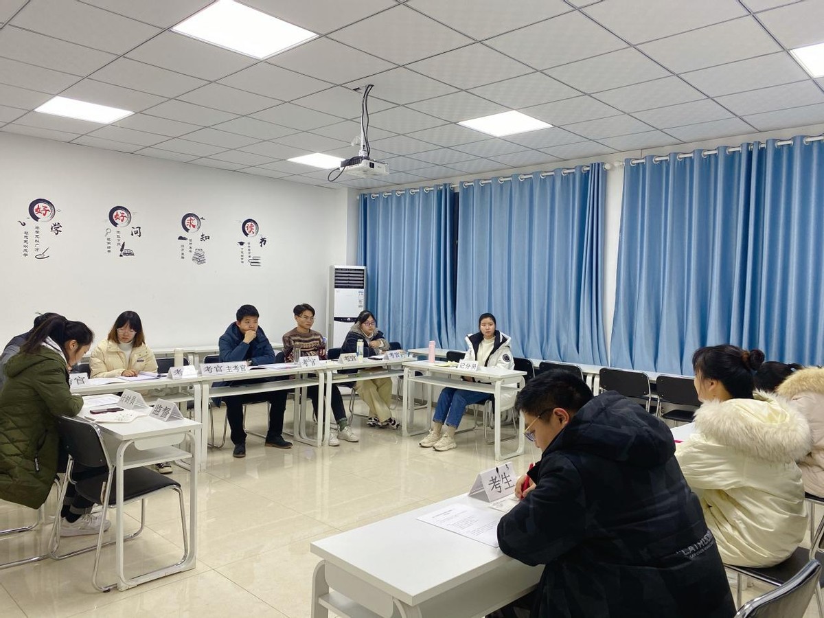 公务员面试报多少价位的班合适,天津市公务员面试报哪个班好