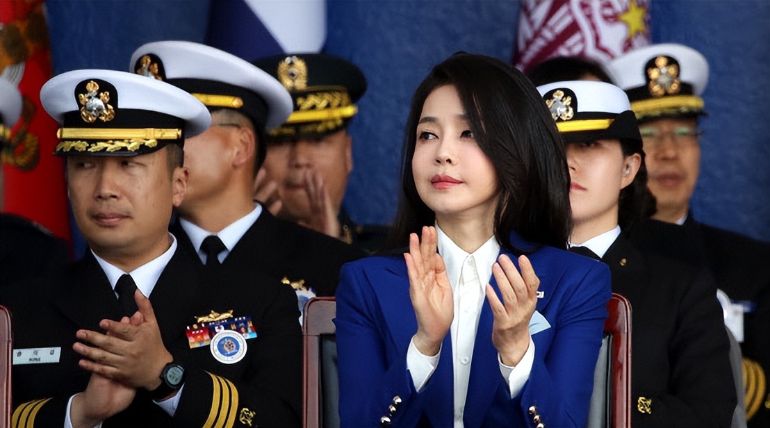 韩第一夫人当众哭泣引热议！擦眼泪鼻涕不顾形象？仙女落泪也超美