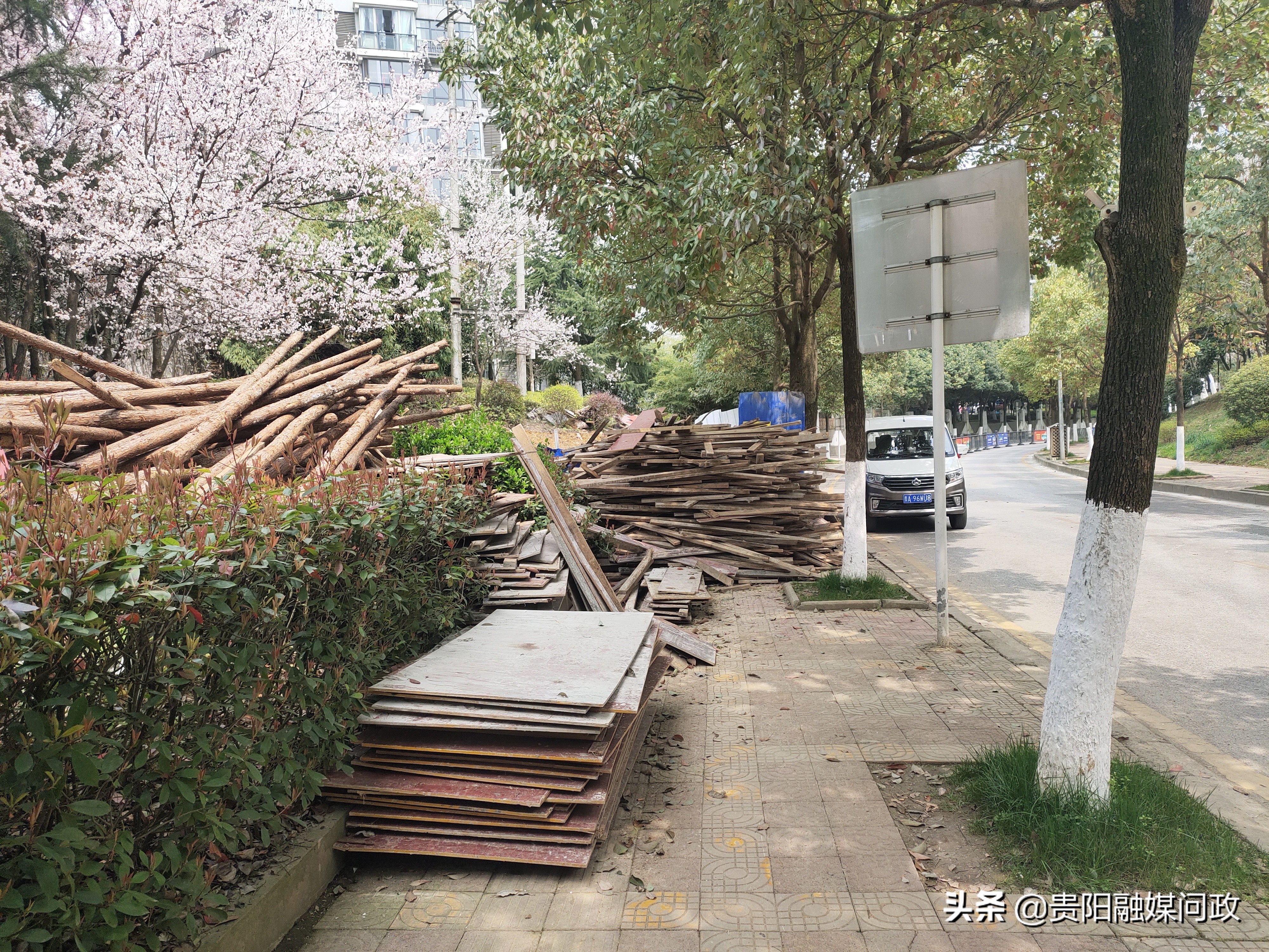 市民反映修公厕是好事,却添了个“小麻烦”!部门给南苑路占道施工围挡“瘦身”!|融媒问政