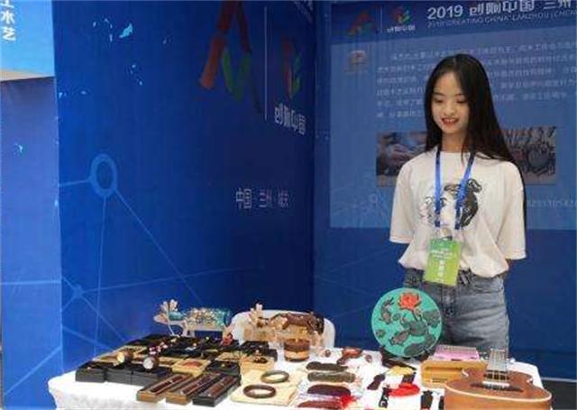 不顾家人反对辞去教师工作创业,几年前不顾家人反对坚持学美术