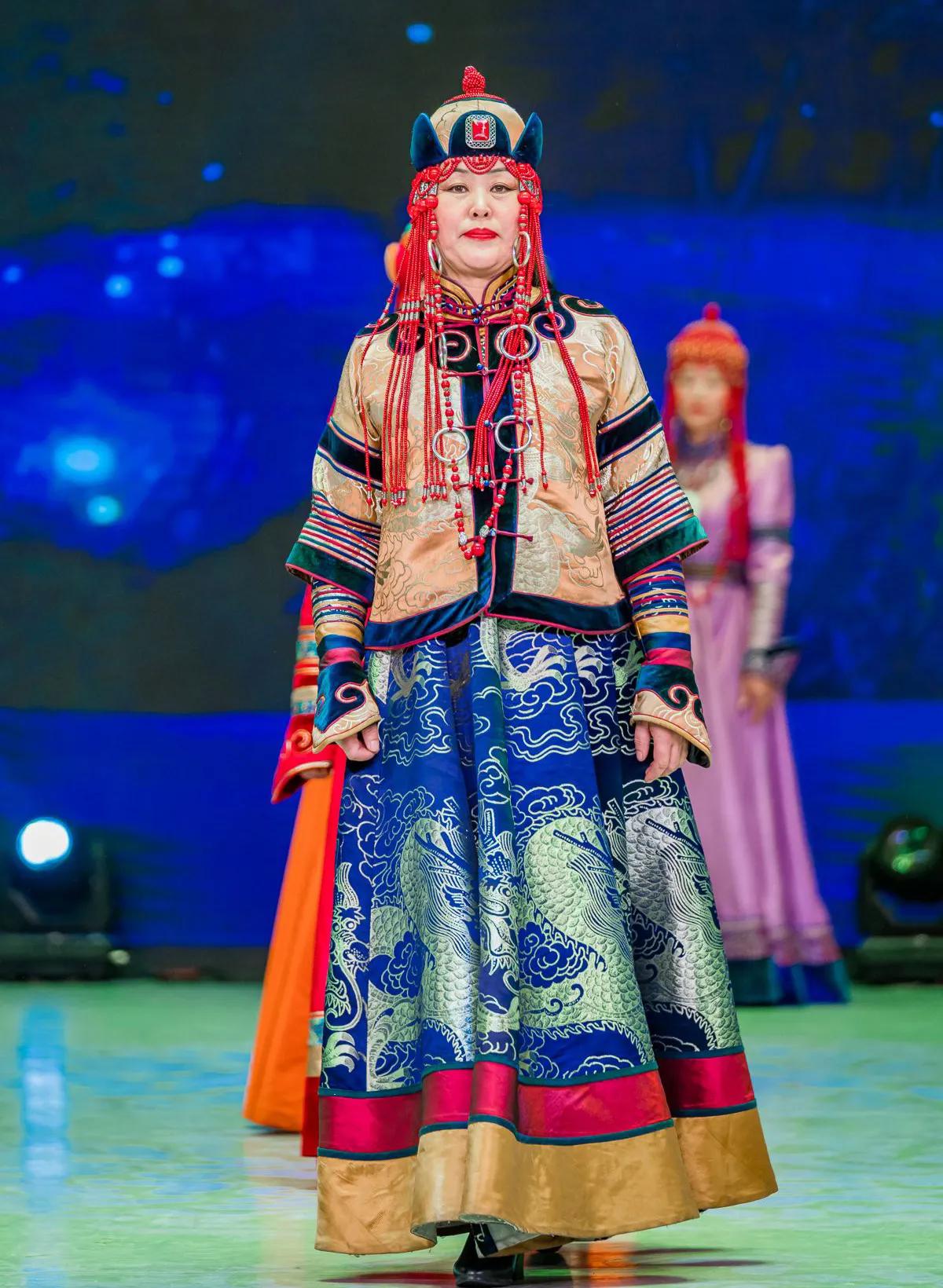 五十六个民族服饰傈僳族,五十六个民族代表服饰图片