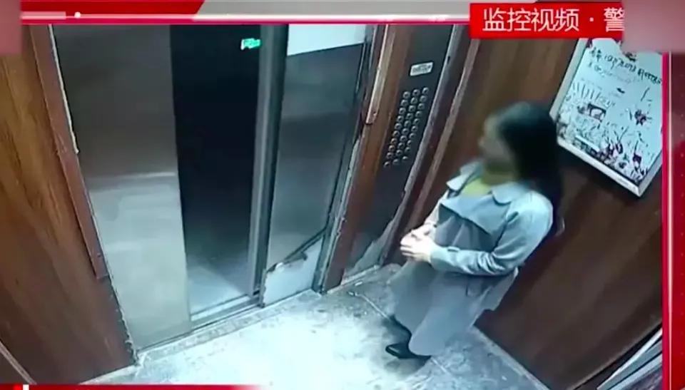 40多岁美艳少妇深夜去见男友，再次被发现时躺在自己车的后备箱