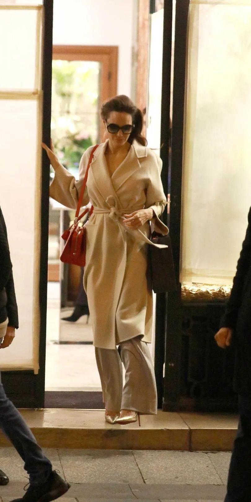 安吉丽娜朱莉大衣,安吉丽娜朱莉的冬季大衣街拍