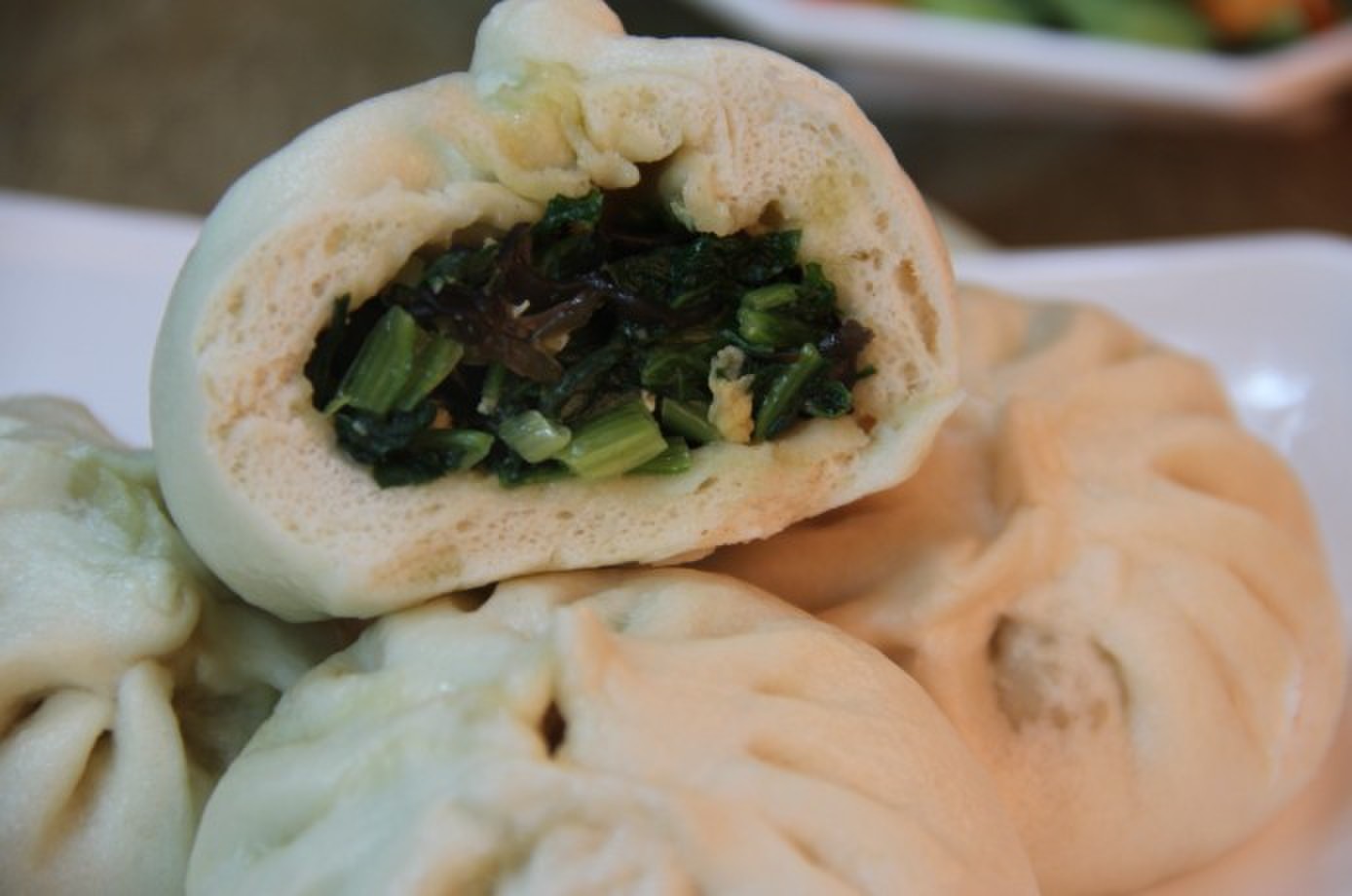 警惕小摊贩卖的铝包子,如何辨别早餐店包子质量