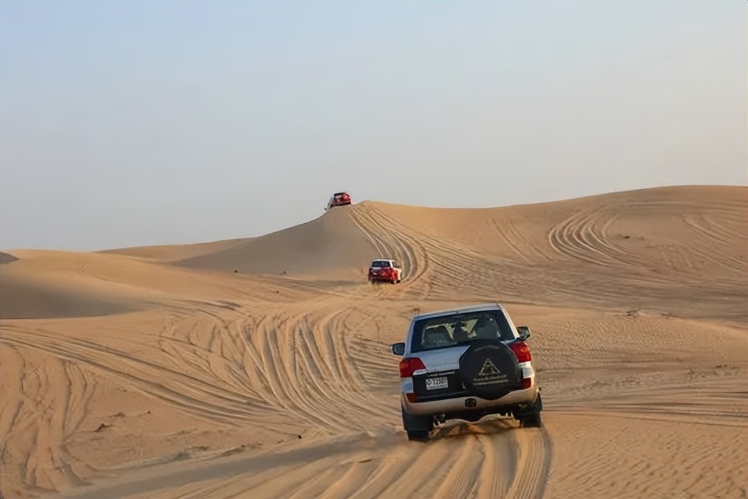 沙漠之城迪拜简介,迪拜天空之城下雨打雷了吗