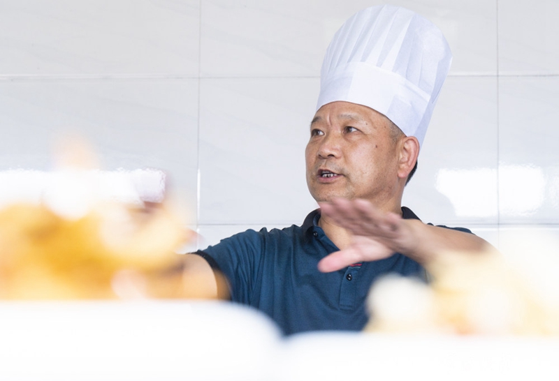 宁波这个村出了100余名“耕厨”他们崇尚文明，推广公筷