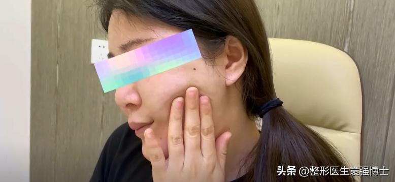 女子整容上瘾取出800颗假体,女子疯狂整容100次成芭比疯狂丰唇