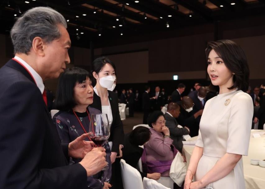 韩国第一夫人真是土豪，浑身上下都是名牌，奢华钻石珠宝闪瞎眼