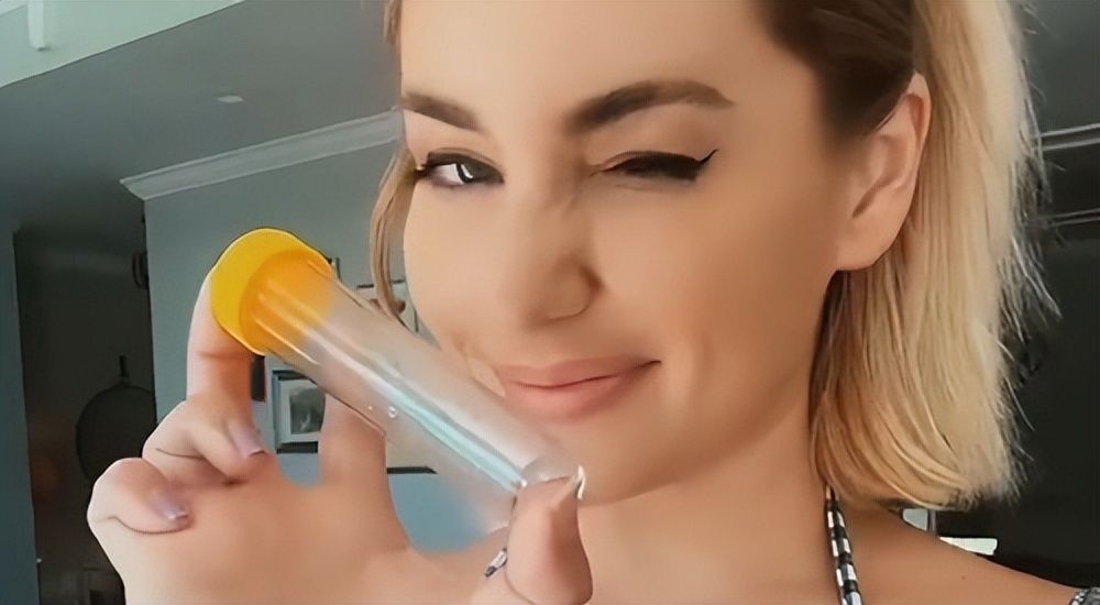 卖屁的女网红现在改卖胸部的汗了，一天能赚3万块