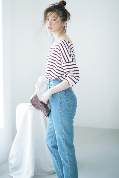 条纹衫这样穿也太时髦了，不仅实用还百搭，连凯特和梅根都爱穿